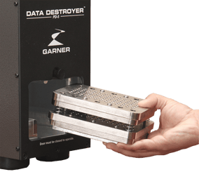 SSD-inserting_900 (1)